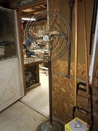 ANTIQUE FRESH'ND -AIRE CIRCULATOR INDUSTRIAL FLOOR FAN