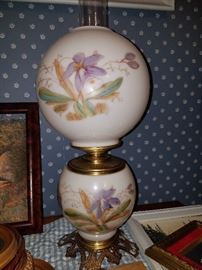Large Vintage Gone With the Wind Victorian Banquet 3-way electric hurricane lamp. Hand painted floral design. Pristine condition!!!