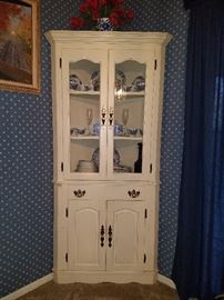 Vintage corner hutch with drawer and cabinet. Excellent condition! 