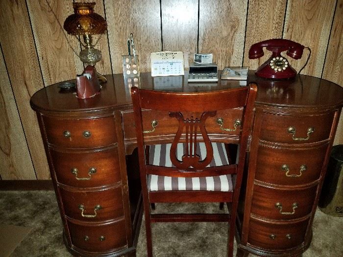 Mahogany kiddney shape vintage desk.  Excellent condition! 
