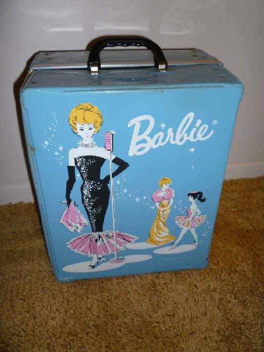 1962 BARBIE CASE W/1960’S BARBIE DOLL, MIDGE DOLL, CLOTHING & ACCESSORIES