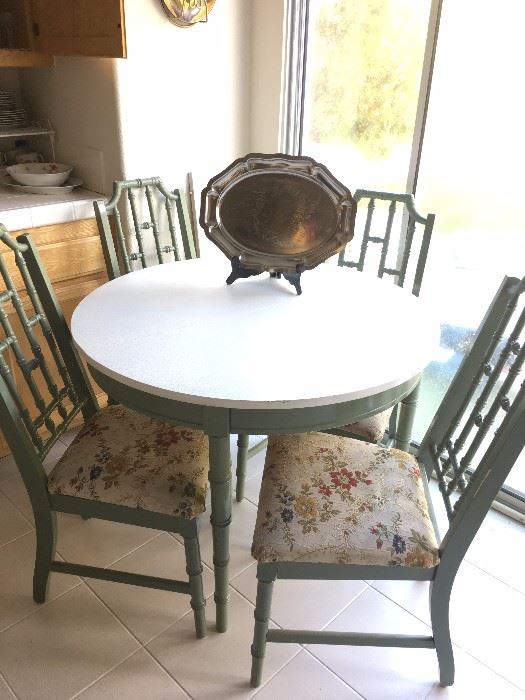 Kitchen Table w/4 chairs & table leaf