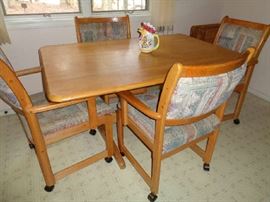 dining table w/4 chairs on rollers