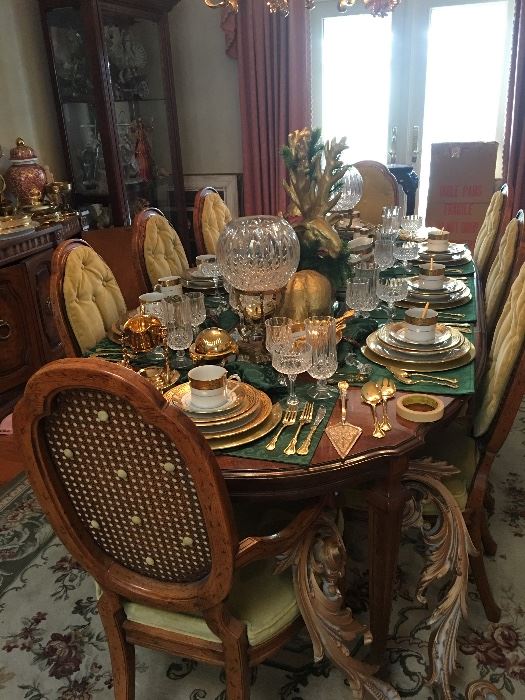 Gorgeous Formal Dining Room Table with 2 Leaves ( Seats 10)