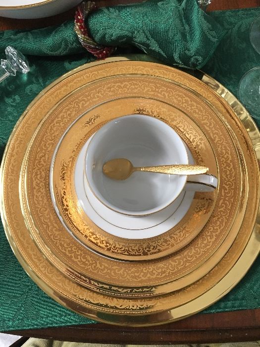 71 Piece Set of Muirfield 9136 Magnificence (Service for 12) 
      Matching Serving Pieces