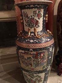 Beautiful Asian Vase/Urn