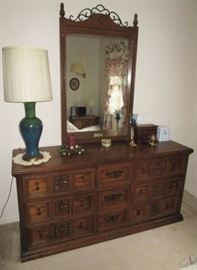 Dresser w/ mirror, Lamp