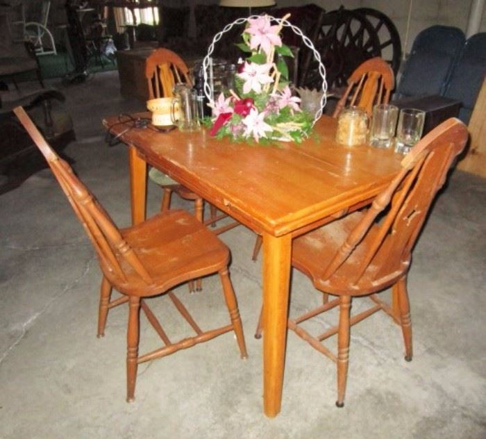 Vintage dining room table w/ extended ends and 4 chairs