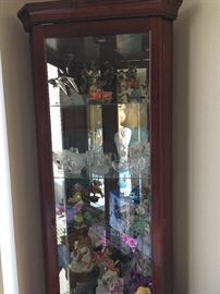 China cabinet with lead crystal pieces