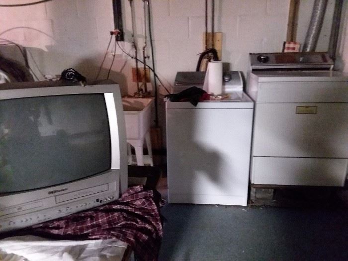 TV with DVD/VHS player (Washer/Dryer NFS)