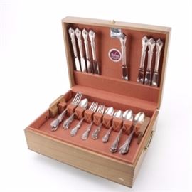 Wm Rogers "Memory: Southern Splendor" Silver Plate Flatware Set: A set of Wm Rogers Memory silver plate flatware set. The pattern was designed in 1952 by Robert R. Doerfler and the set comes in a wooden flatware storage chest. The forty-piece set features plumes on the tips with scrolled details along the edges of the handles. Included in the set are seven dinner forks, twelve teaspoons, five salad forks, eight dinner spoons and eight dinner knives. The pieces are marked to the back with the makers mark and pattern name.