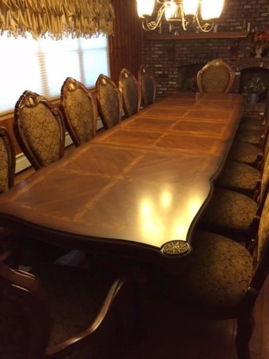 DESIGNER DINING ROOM SUITE OPENS TO 13 FT WITH PADDING AND EXTRAS WOW 14 DINING CHAIRS IN TOTAL TWO CAPTAINS CHAIRS