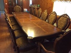 DESIGNER DINING ROOM SUITE OPENS TO 13 FT WITH PADDING AND EXTRAS WOW 14 DINING CHAIRS IN TOTAL TWO CAPTAINS CHAIRS