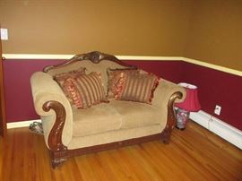 RAYMOUR & FLANIGAN LIVING ROOM SUITE