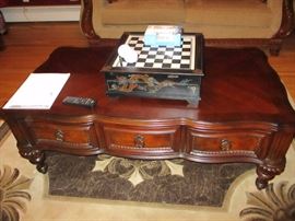 RAYMOUR & FLANIGAN LIVING ROOM SUITE