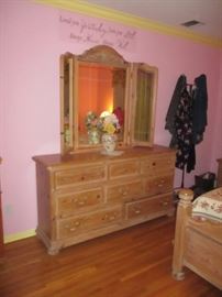 PINE BEDROOM QUEEN SPOTLESS COMPLETE
