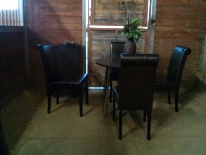 Round table chairs