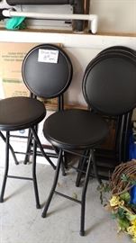 Round black collapsible stools