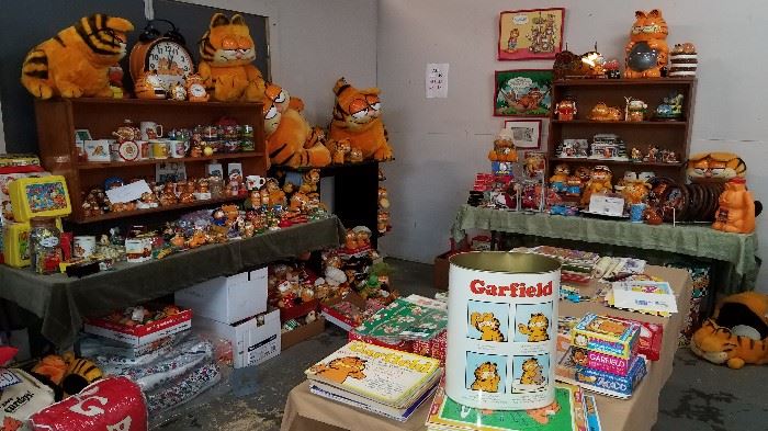 400+ pcs. collection of Garfield The Cat.