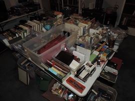 In the middle of the office you will find bag lots, tapped lots, books, wrapping paper, CD, DVD, office supplies and MORE !