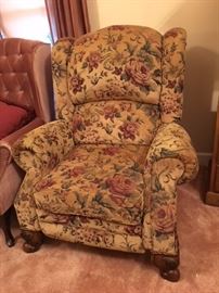 UPHOLSTERED RECLINER CHAIR.