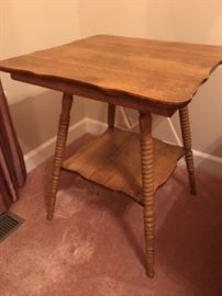 SOLID OAK END TABLE