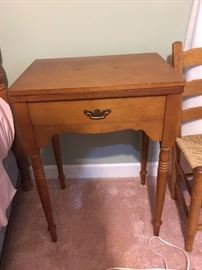 SEWING MACHINE AND SEWING MACHINE TABLE