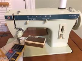 SINGER SEWING MACHINE / IN SEWING TABLE