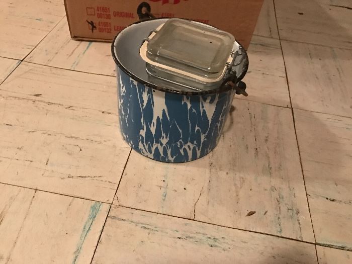 Blue Drip Berry Bucket