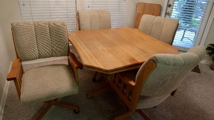 Kitchen Table w/4 Caster Chairs