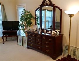 Thomasville Bedroom Set - Cherry - 4 Piece Set