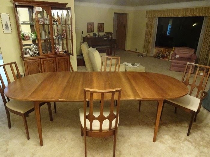 BROYHILL Brasilia Dining Set with 3 extensions inserted