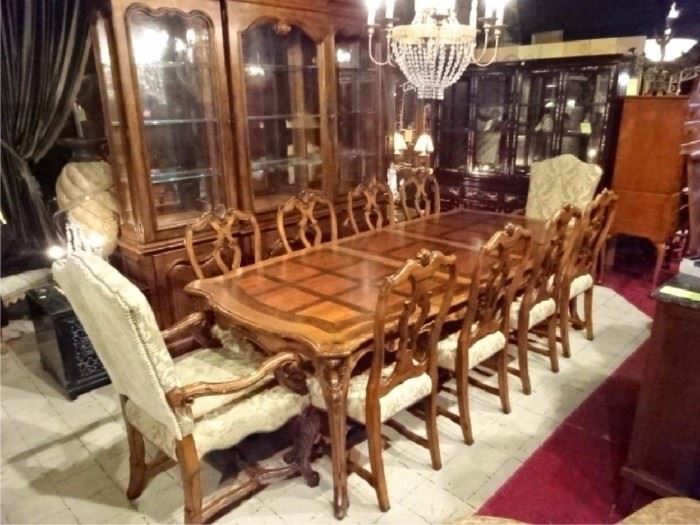 SPECTACULAR HENREDON DINING SET WITH 10 CHAIRS IN IMMACULATE CONDITION