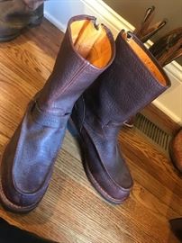 #106	Vibrom Chippewa water proofzip up back men's boots like new size 10w	 $100.00 	