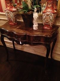 Curved leg entry table; decorative urns