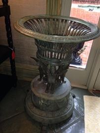 Extra fine planter with cherubs