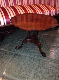 Precious small 3-leg cocktail table