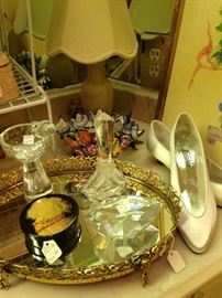 Mirrored tray for the vanity