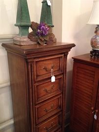 Vertical storage chest