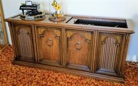 Magnavox Astro-Sonic Vintage Radio Console Stereo Hi-Fi Turntable Solid State