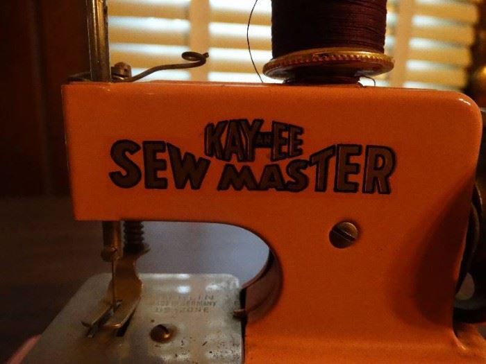 Mini vintage kay-ee sew master sewing machine.