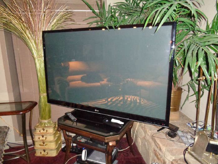 flat screen TV, probably 60