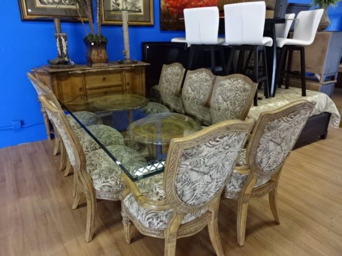 Beautiful Dining Table w/8 Chairs