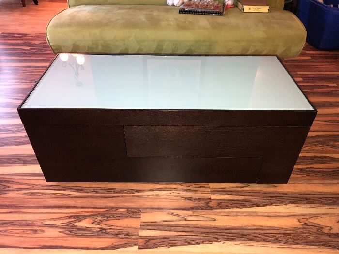 Expandable coffee table. 