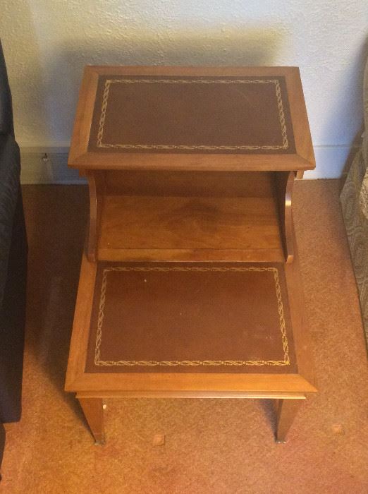 Set of 3 Tables  http://www.ctonlineauctions.com/detail.asp?id=654864