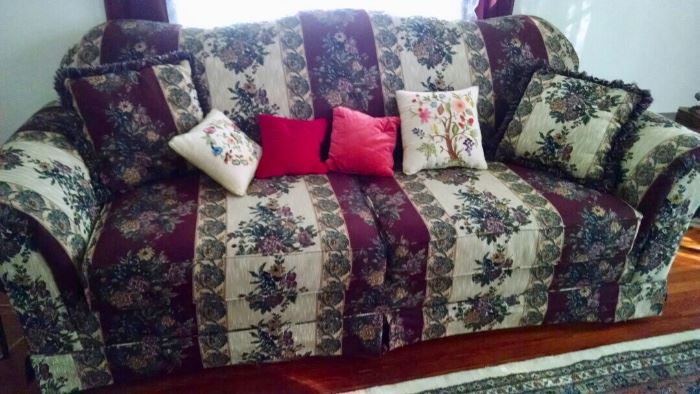 Very nice Quality Sofa... clean as a whistle !