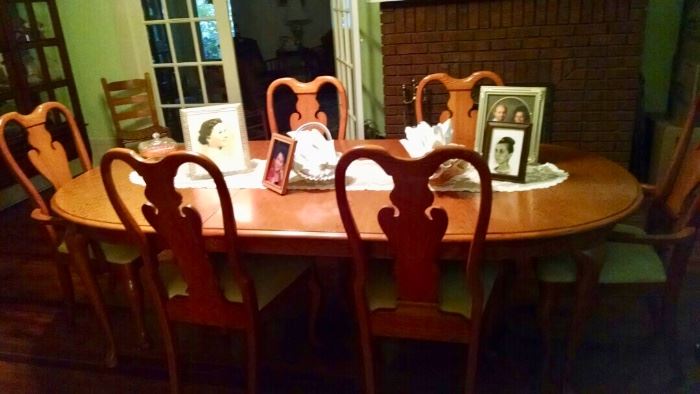 Fabulous Dining Room Table and Chairs .. mint condition !! 