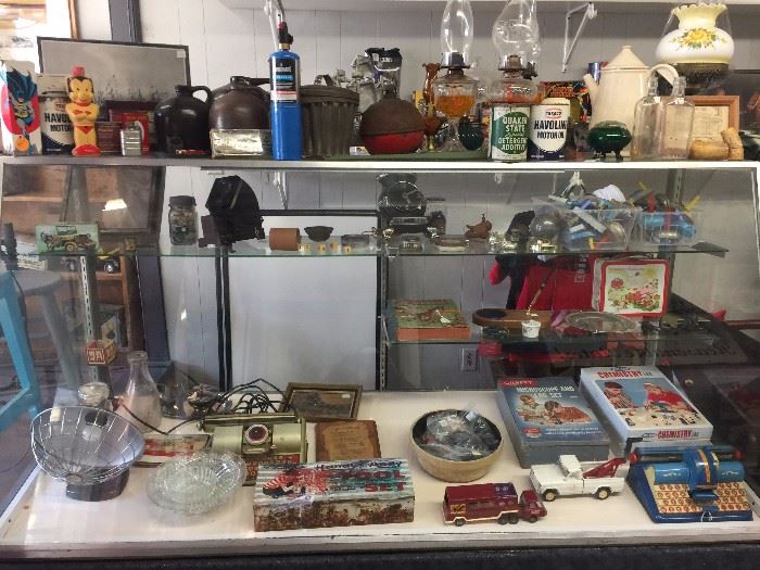 Showcases, Vintage Toys, Oil Lamps, Oil Cans, Antiques
