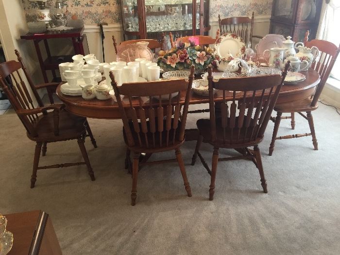 Lovely solid Maple dining table with 2 leaves and 8 chairs