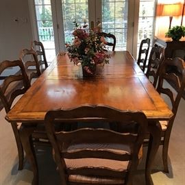 Table has a total of two leaves